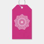 Weiße Mandala auf rosa Hintergrund Geschenkanhänger (Rückseite)