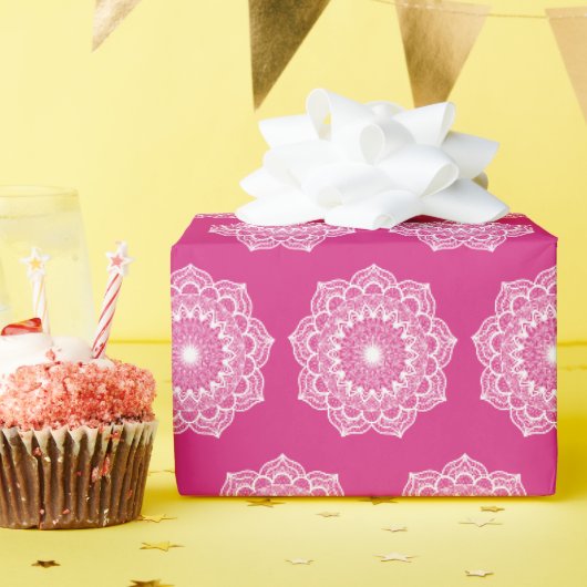 Weiße Mandala auf rosa Hintergrund Geschenkpapier (Geburtstagsparty)