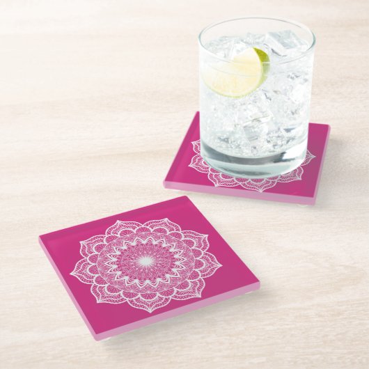 Weiße Mandala auf rosa Hintergrund Glasuntersetzer (Schrägansicht)