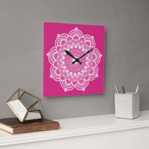 Weiße Mandala auf rosa Hintergrund Klein Quadratische Wanduhr