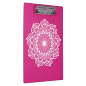 Weiße Mandala auf rosa Hintergrund Klemmbrett (Rechts)