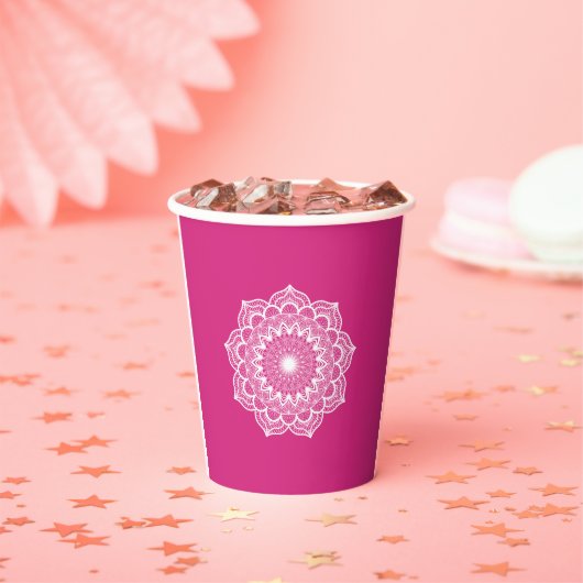 Weiße Mandala auf rosa Hintergrund Pappbecher (Insitu)