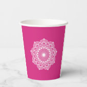 Weiße Mandala auf rosa Hintergrund Pappbecher (Rückseite)