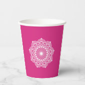 Weiße Mandala auf rosa Hintergrund Pappbecher (Vorderseite)