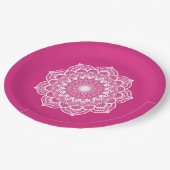 Weiße Mandala auf rosa Hintergrund Pappteller (Schrägansicht)