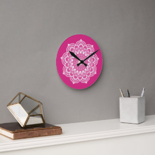 Weiße Mandala auf rosa Hintergrund Runde Wanduhr