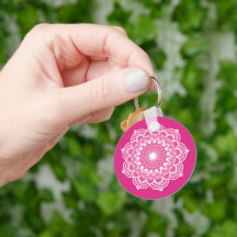 Weiße Mandala auf rosa Hintergrund