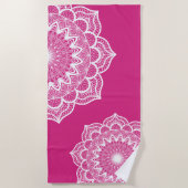 Weiße Mandala auf rosa Hintergrund Strandtuch (Vorderseite)
