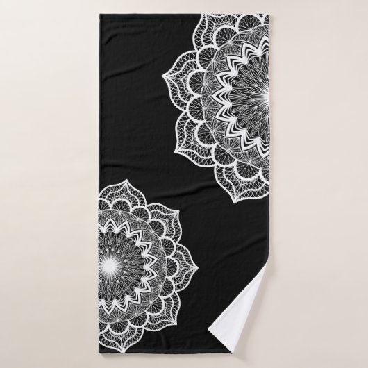 Weiße Mandala auf schwarzem Hintergrund Badehandtuch (Badehandtuch)