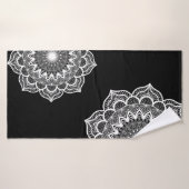Weiße Mandala auf schwarzem Hintergrund Badehandtuch (Badehandtuch)