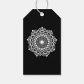 Weiße Mandala auf schwarzem Hintergrund Geschenkanhänger (Vorderseite)