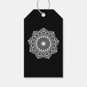 Weiße Mandala auf schwarzem Hintergrund Geschenkanhänger (Rückseite)