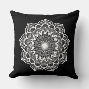 Weiße Mandala auf schwarzem Hintergrund Kissen