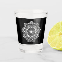 Weiße Mandala auf schwarzem Hintergrund