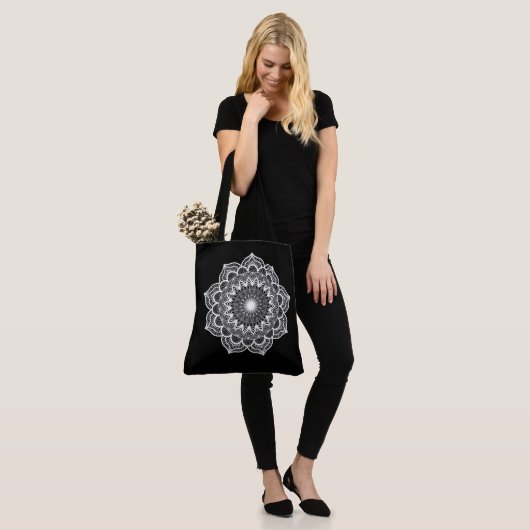 Weiße Mandala auf schwarzem Hintergrund Tasche (Am Model)