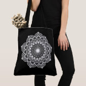 Weiße Mandala auf schwarzem Hintergrund Tasche (Von Nahem)
