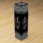 Weiße Mandala auf schwarzen Damasken Hintergrund Weinbox<br><div class="desc">Weiße verzierte Mandala auf schwarz und dunkelgrau monochromatischem Hintergrund. Anpassbarer Text in einem passenden Weißfarben-Geburtstag.</div>