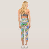 Weiße Mandala-Muster über farbenfrohe Juwelentöne Capri Leggings (Rückseite)