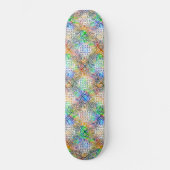 Weiße Mandala-Muster über farbenfrohe Juwelentöne Skateboard (Vorderseite)