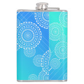 Weiße Mandalase auf Aqua Blue Rainbow Blend Monogr Flachmann (Rückseite)