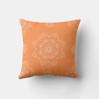 Weiße Mandalase in Orange Kissen