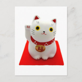 Weiße Maneki Neko auf einem roten Teppich Postkarte