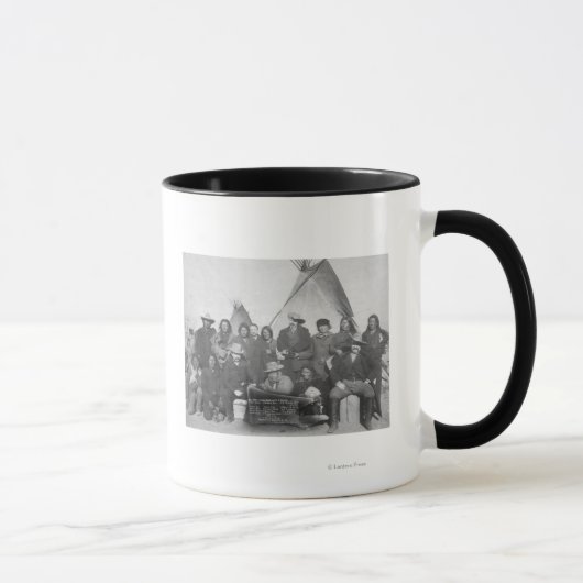 Weiße Männer (einschließlich Buffalo Bill) und Lak Tasse (Rechts)