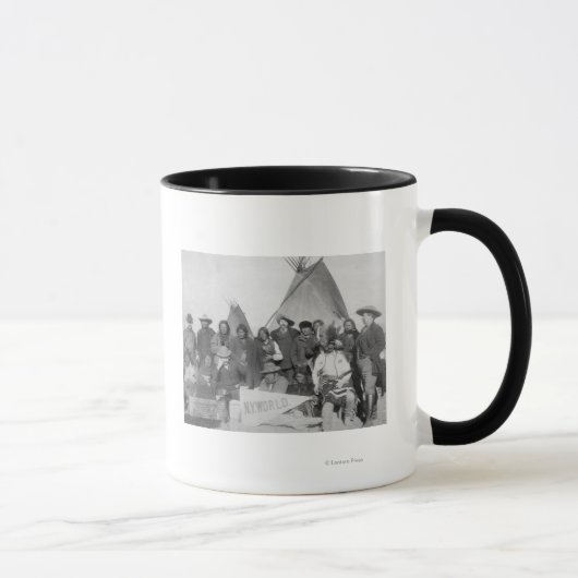 Weiße Männer (einschließlich Buffalo Bill) und Lak Tasse (Rechts)