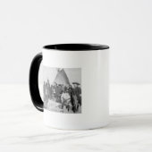 Weiße Männer (einschließlich Buffalo Bill) und Lak Tasse (Vorderseite Links)