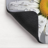 Weiße Margerite mit Regentropfen Mousepad (Ecke)
