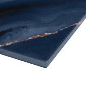 Weiße Marmor-Roségold-Navyblau-Achat-Monogramm Schneidebrett (Ecke)