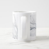 Weiße Marmorstruktur Jumbo-Tasse (Rückseite)