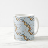 Weiße Marmortextur mit rissigen Goldadern Kaffeetasse (VorderseiteRechts)