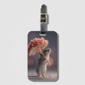 Weiße Maus mit einem Pilz als Schirm Gepäckanhänger (Vorderseite Vertikal)