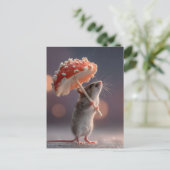 Weiße Maus mit einem Pilz als Schirm Postkarte (Stehend Vorderseite)