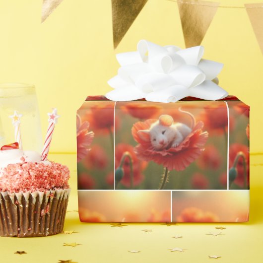 Weiße Maus napping auf einem roten Mohn Geschenkpapier (Geburtstagsparty)