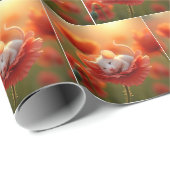 Weiße Maus napping auf einem roten Mohn Geschenkpapier (Rolleneckpunkt)