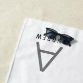 Weiße Minimal moderne Monogramm erstes Strandtuch (Beispiel)