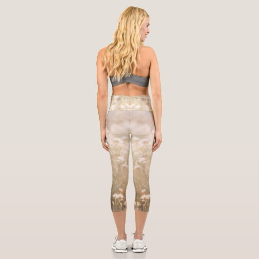 Weiße Minimalistische Blume Capri Leggings (Rückseite)