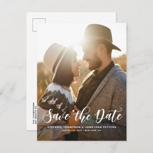 Weiße moderne klassische Kalligraphie Save the Dat Ankündigungspostkarte (Vorne/Hinten)