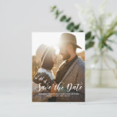 Weiße moderne klassische Kalligraphie Save the Dat Ankündigungspostkarte (Stehend Vorderseite)