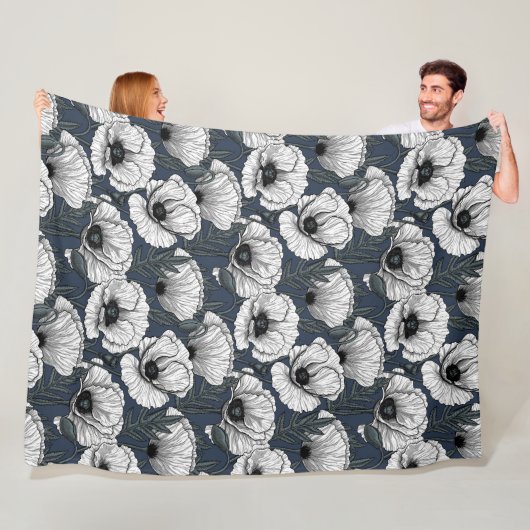 Weiße Mohnblumen auf Navy Fleecedecke (Beispiel)