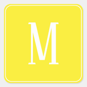Weiße Monogramm-Aufkleber auf gelbem Quadrat Quadratischer Aufkleber