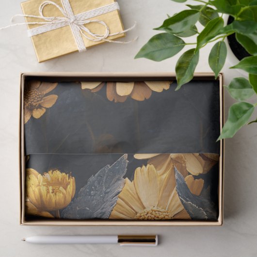 Weiße Motte unter gelben Blumen Seidenpapier (Geschenk)