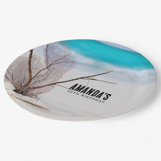 Weiße Muscheln an einem tropischen Strand zum Gebu Pappteller (Schrägansicht)