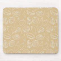 Weiße Muscheln auf sandfarbenem Beige
