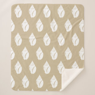 Weiße Muscheln und Taupe Sherpadecke