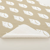 Weiße Muscheln und Taupe Sherpadecke (3/4)