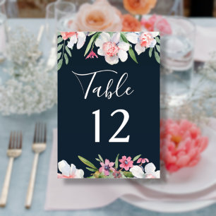 Weiße Narzisse auf Marine-Hochzeitstisch Nummer Tischnummer