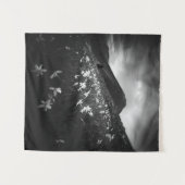 Weiße Narzissen Blume in Dunkelheit Wandteppich (Vorderseite (Horizontal))